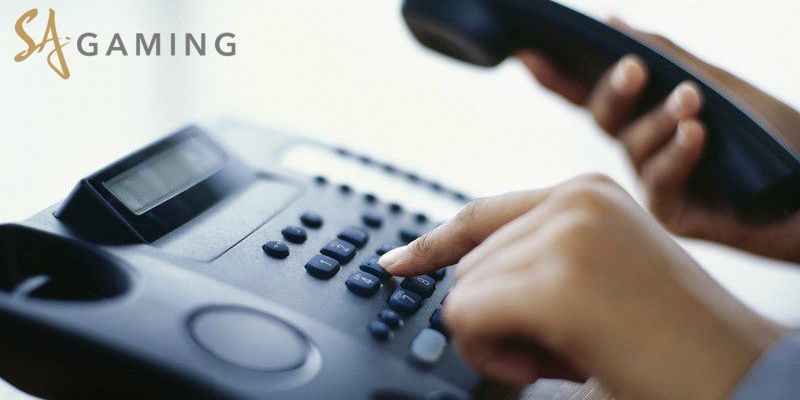 Liên hệ đến tổng đài bằng hotline